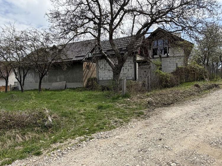 Casă cu 4 camere în Moldovenești