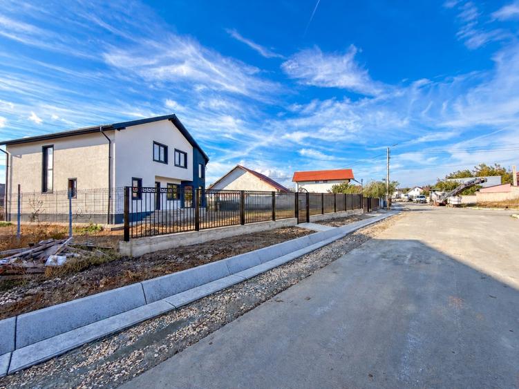 Casă individuală cu 4 camere cu Garaj în Valu lui Traian