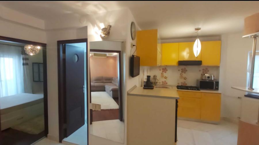 Apartament cu 3 camere decomandat în Exterior Vest