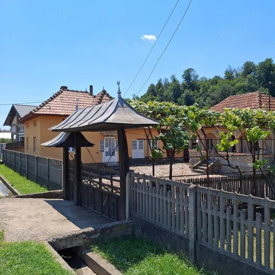 Casă cu 4 camere cu Teren 815 Mp în Tătărani