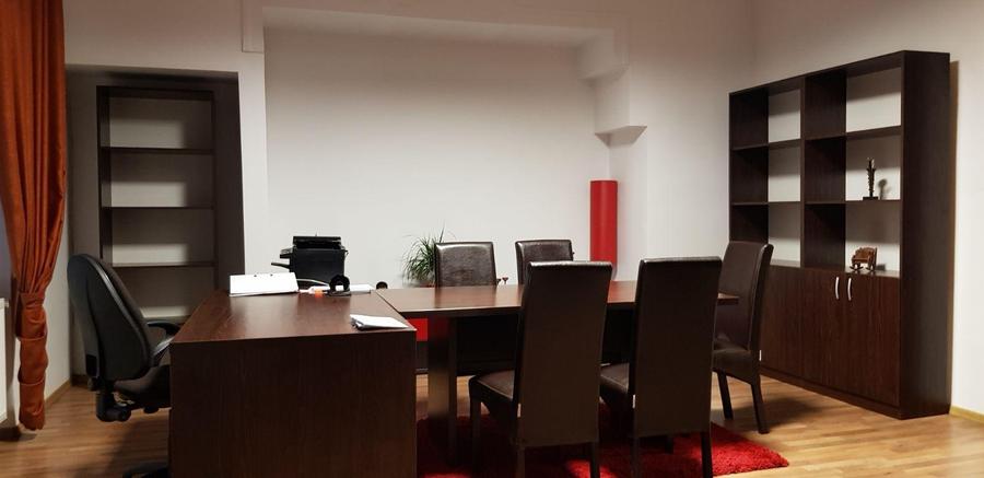 Apartament cu 4 camere semidecomandat în Central