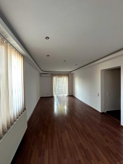 Casă cu 4 camere cu Teren 400 Mp în Central