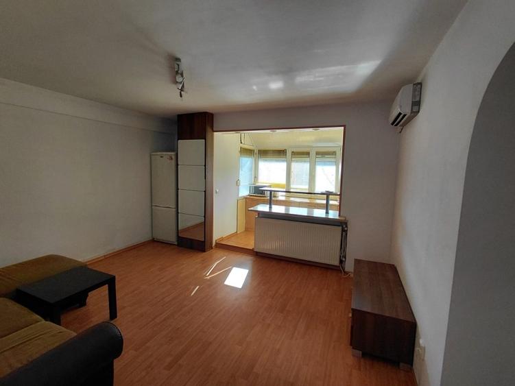Apartament cu 3 camere semidecomandat în Central