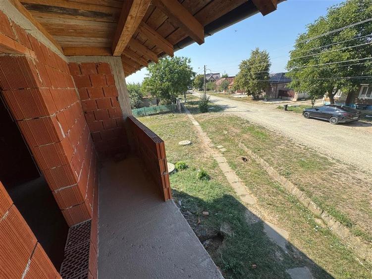 Casă cu 4 camere cu Garaj în Livada de Bihor
