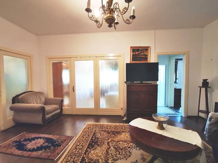 Apartament cu 4 camere semidecomandat în P-ța Rosetti