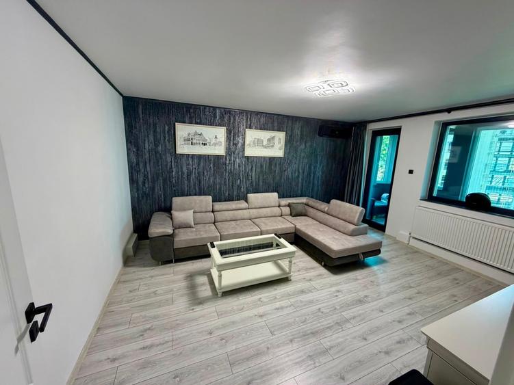 Apartament cu 3 camere decomandat în Peninsula