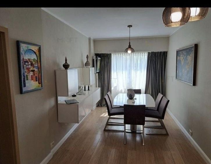 Apartament cu 4 camere semidecomandat în Victoriei