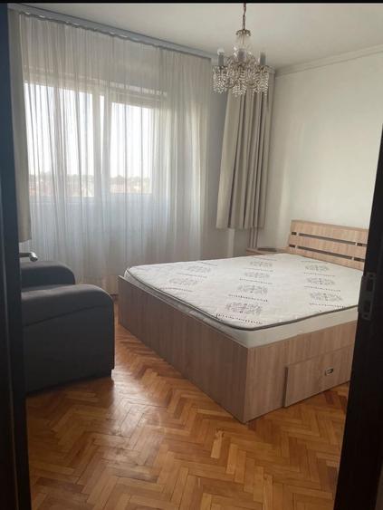 Apartament cu 4 camere semidecomandat în Miorița