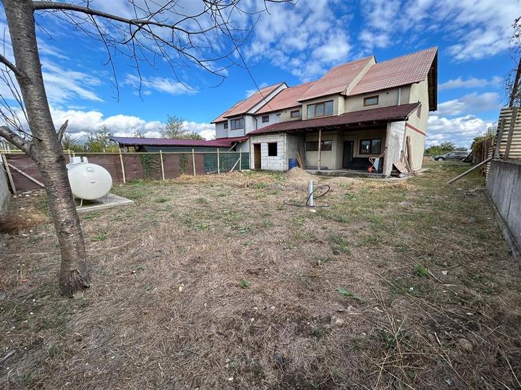 Duplex cu 5 camere cu Canalizare în Garoafa