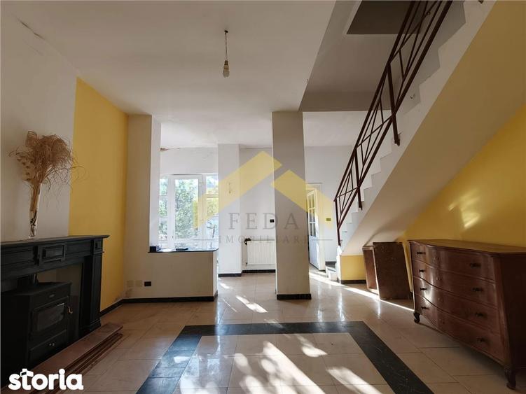 Casă cu 6 camere cu Canalizare în Central