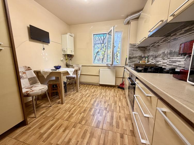 Apartament cu 3 camere semidecomandat, mobilat în Circumvalațiunii