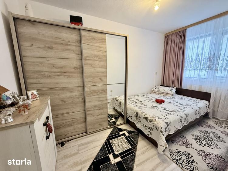 Apartament cu 3 camere semidecomandat în Calea Galați
