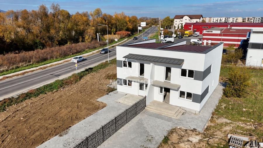 Duplex cu 3 camere cu Canalizare în Cristian