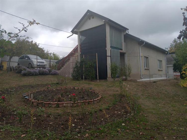 Casă individuală cu 3 camere cu Canalizare în Chicerea