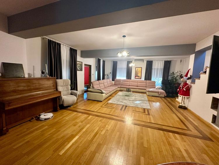 Casă individuală cu 5 camere cu Canalizare în Dumbrăvița