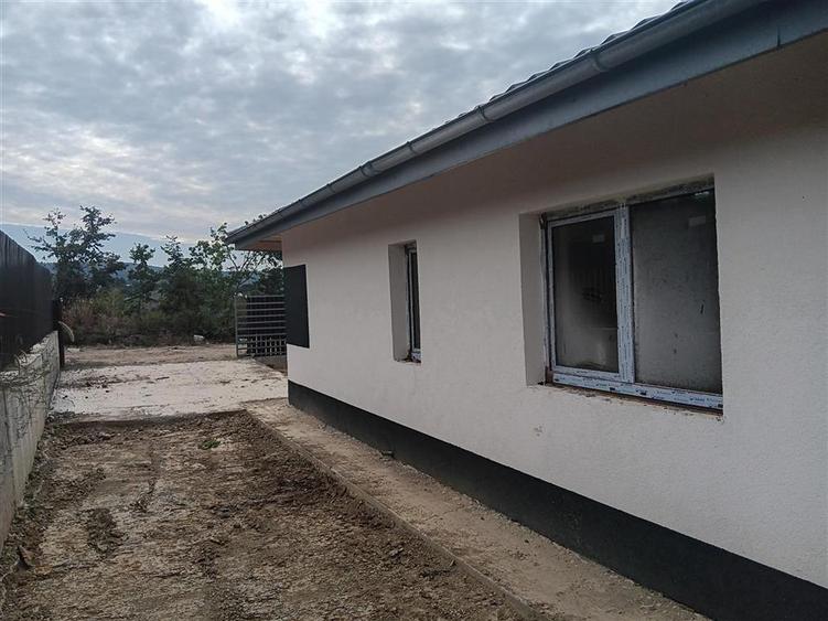 Casă individuală cu 4 camere cu Teren 450 Mp în Bârnova