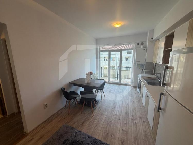 Apartament cu 3 camere semidecomandat, mobilat în Iris