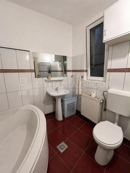 Apartament cu 3 camere decomandat în Schei