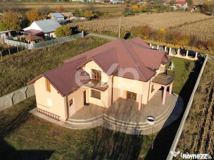 Casă cu 5 camere cu Teren 1019 Mp în Sascut