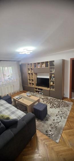 Apartament cu 3 camere decomandat în Drumul Carului