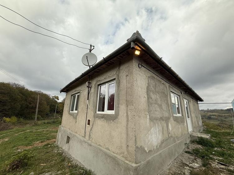 Casă cu 4 camere în Stracoș