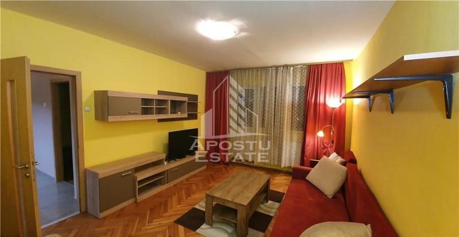 Apartament cu 3 camere decomandat, mobilat în Central