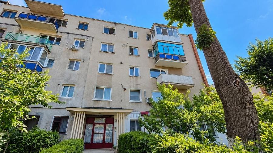 Apartament cu 3 camere semidecomandat în Gojdu