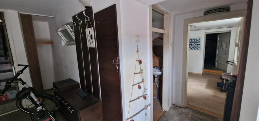 Casă cu 10 camere cu Teren 32 Mp în Muncitoresc