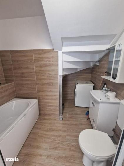 Casă cu 6 camere cu Teren 165 Mp în Vatra Luminoasă