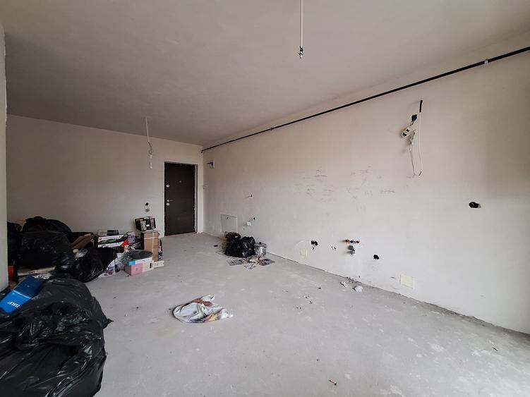 Apartament cu 3 camere semidecomandat în Florești