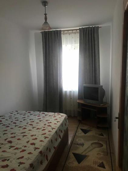 Apartament cu 3 camere decomandat în Nicolina