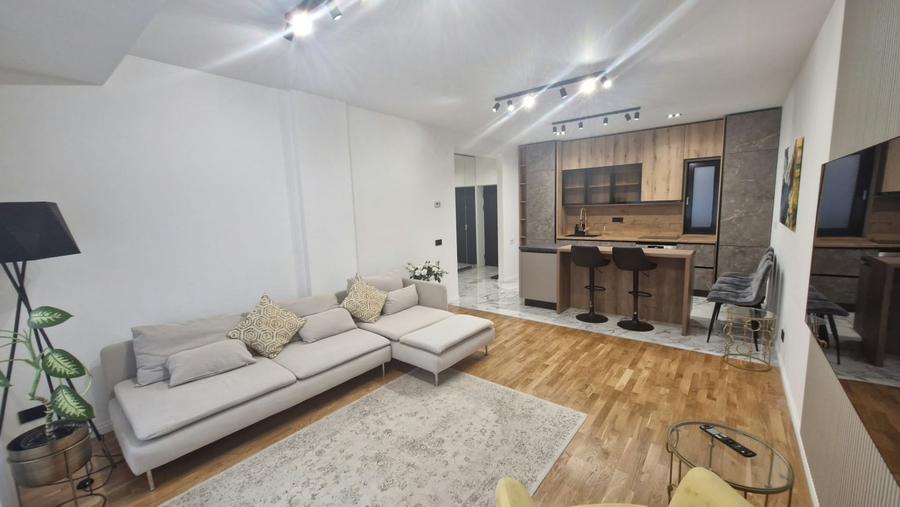 Apartament cu 3 camere decomandat, mobilat în Casin