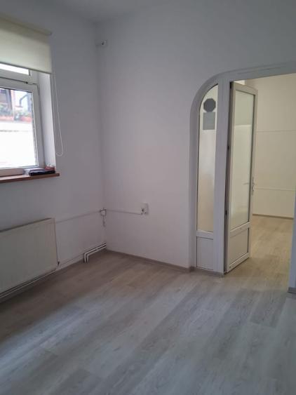 Casă individuală cu 6 camere cu Canalizare în Tineretului