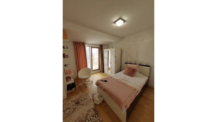 Apartament cu 5 camere decomandat în Sisești