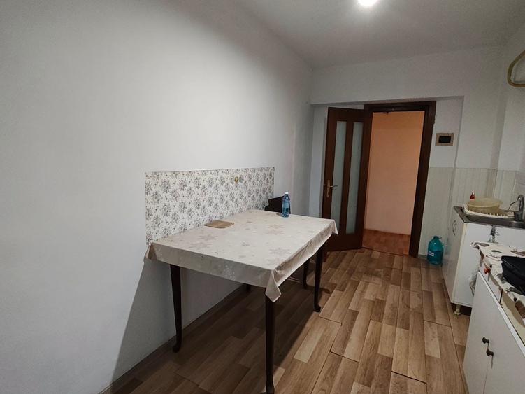 Apartament cu 3 camere decomandat în Est