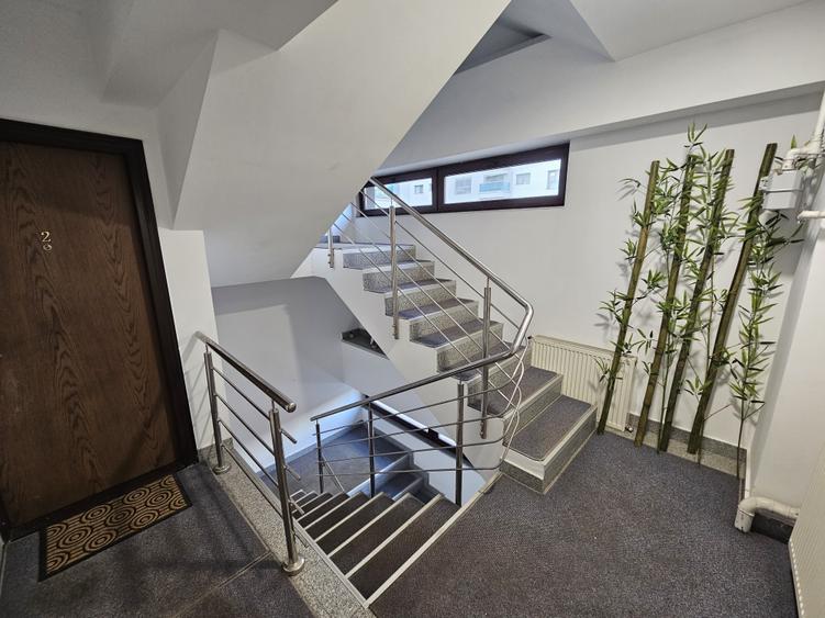 Apartament cu 3 camere semidecomandat în Barbu Văcărescu