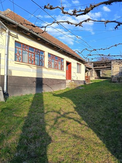 Casă cu 4 camere cu Teren 17 Mp în Hurez