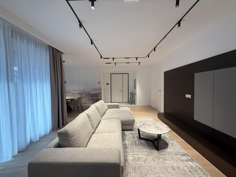 Apartament cu 4 camere decomandat în Arcul de Triumf