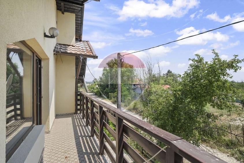 Casă individuală cu 6 camere cu Teren 572 Mp în Central