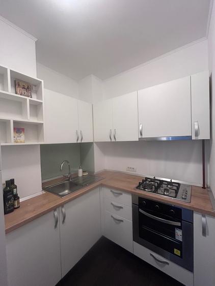 Apartament cu 3 camere semidecomandat în Decebal