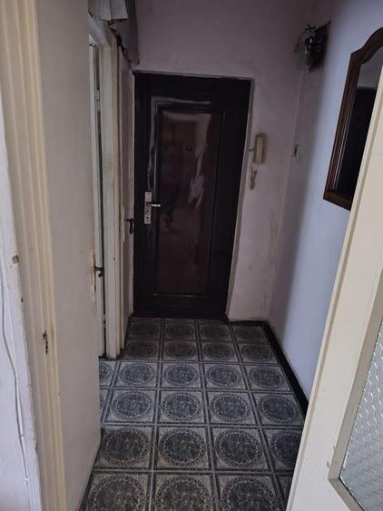 Apartament cu 3 camere semidecomandat în Craiovița Nouă