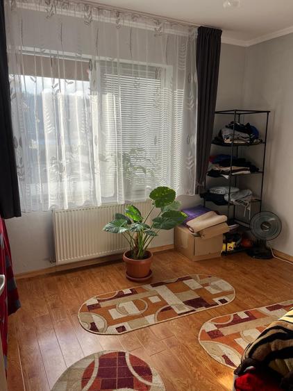 Apartament cu 3 camere semidecomandat, mobilat în Florești
