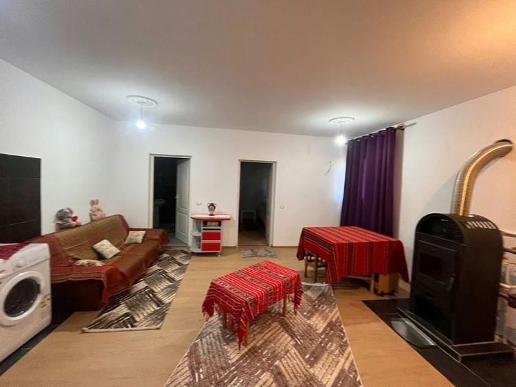 Casă cu 2 camere cu Teren 50 Mp în Poduri
