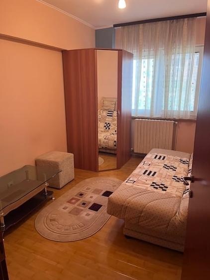 Apartament cu 3 camere decomandat în Drumul Taberei