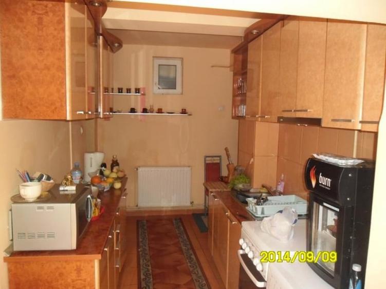 Apartament cu 3 camere semidecomandat în Aradul Nou