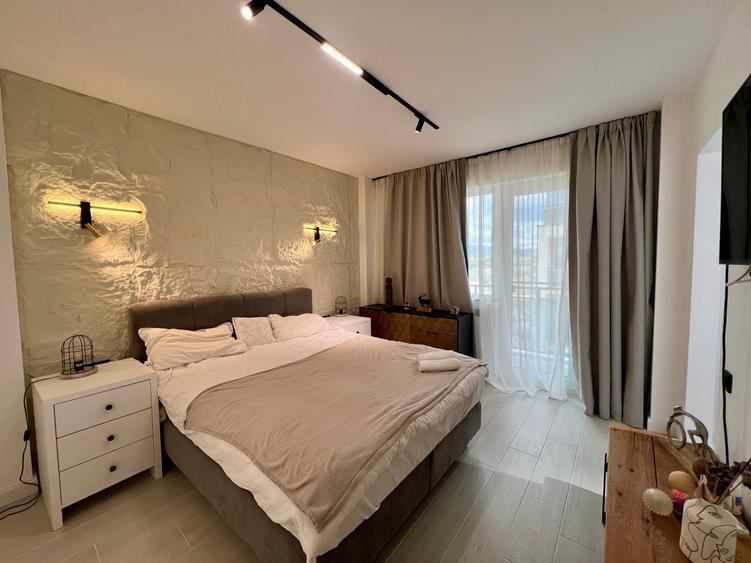 Apartament cu 3 camere semidecomandat, mobilat în Florești