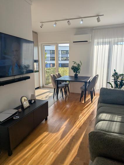 Apartament cu 3 camere decomandat în Jiului