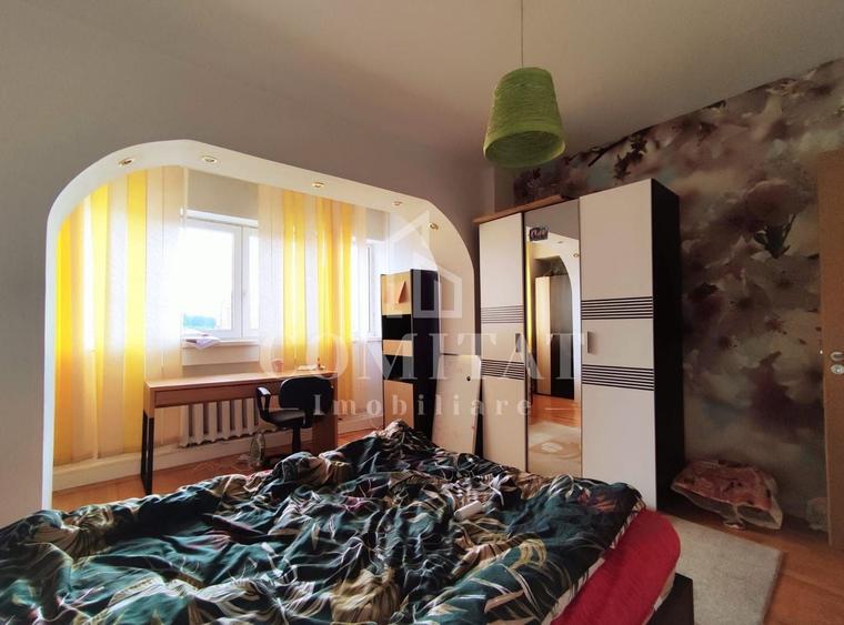 Apartament cu 3 camere decomandat, mobilat în Central