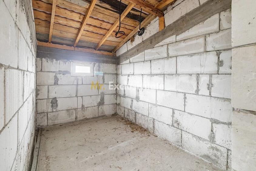 Casă cu 7 camere cu Teren 2000 Mp în Periș