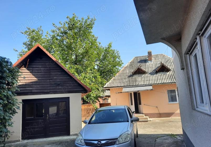 Casa cu etaj si anexe de vanzare - 1